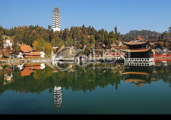 简介:太保山公署位于保山城西,是一个占地1500多亩的森林公园,森林覆盖面积达90%,里面长满了松、杉、栗等多种参天大树,环境优美,空气清新。公园大门挂有一幅对联云:临早登高岫,随曲径通幽,听野鸟争喧,千顷松涛响天外;倚晚迎皓月,傍花枝弄影,看星光垂地,万家灯火舞人间。此对联较好地描写了登临太保山所看到的景致。沿着700余级台阶登上山顶,保山城及保山坝尽收眼底,令人心旷神怡。山顶是一个50多亩的大平场,建有西南第二大的武侯祠。儿童乐园,亭台楼宇亦掩映在苍松古木之中,是游览及娱乐的好去处。