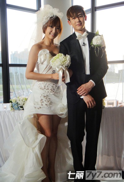 亚当夫妇 试穿婚纱_韩国亚当夫妇婚纱照(3)