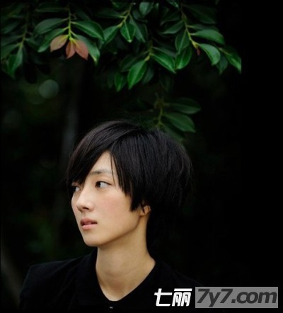 <em>2013</em>女生<em>黑色</em>修颜<em>短发发型</em> 纯色系自然随性慵