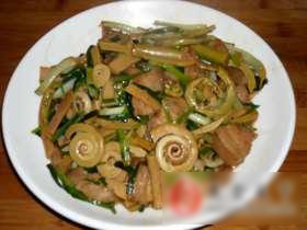 蕨菜荞头炒五花腩