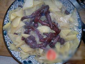 土豆炒红蘑