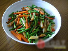 土豆条炒蒜苔